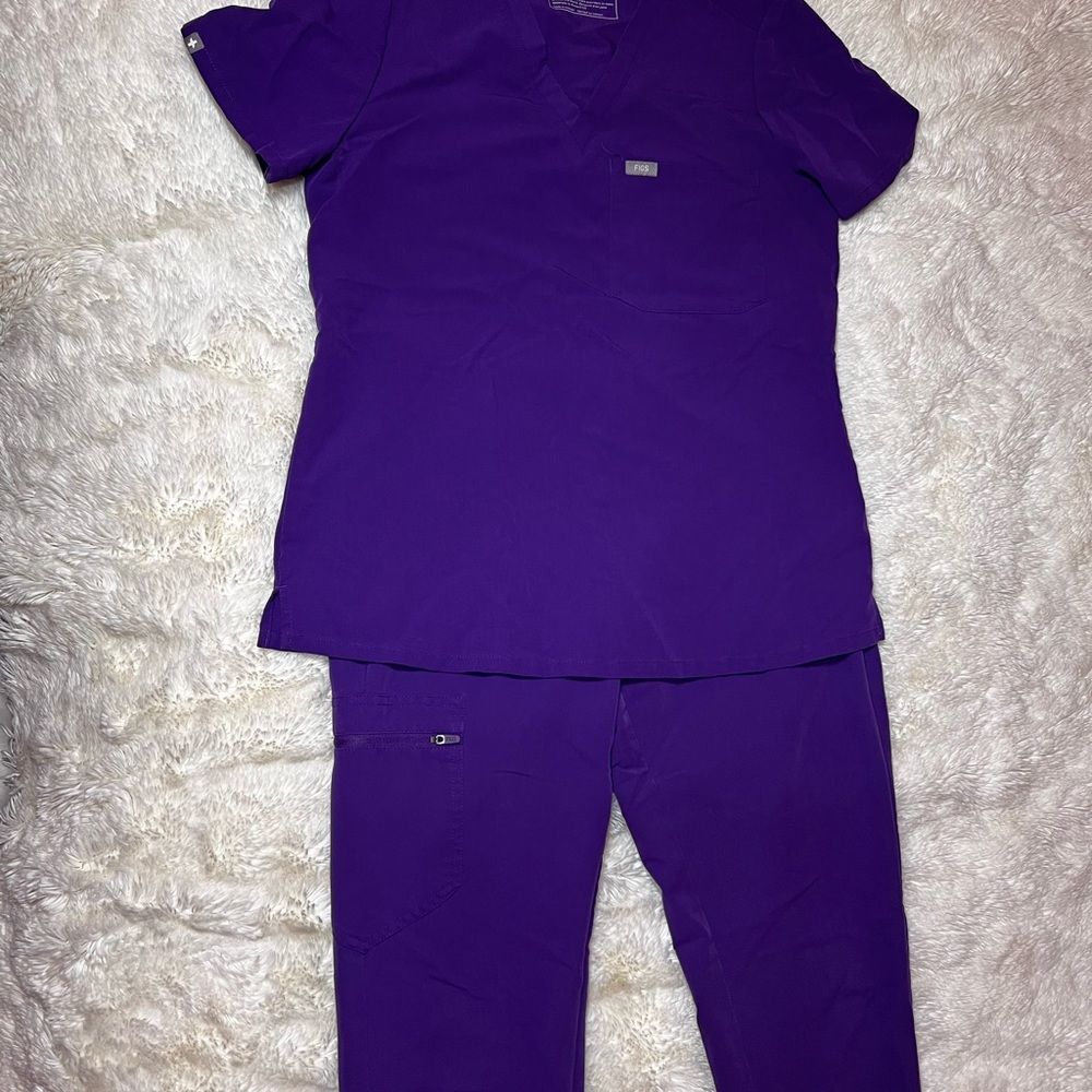 FIGS scrub top and pant set
